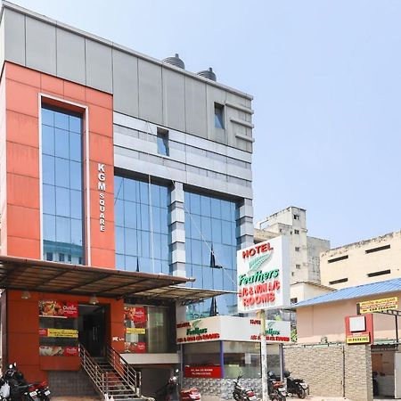 Capital O 71307 Feathers Hotel Kochi Bagian luar foto