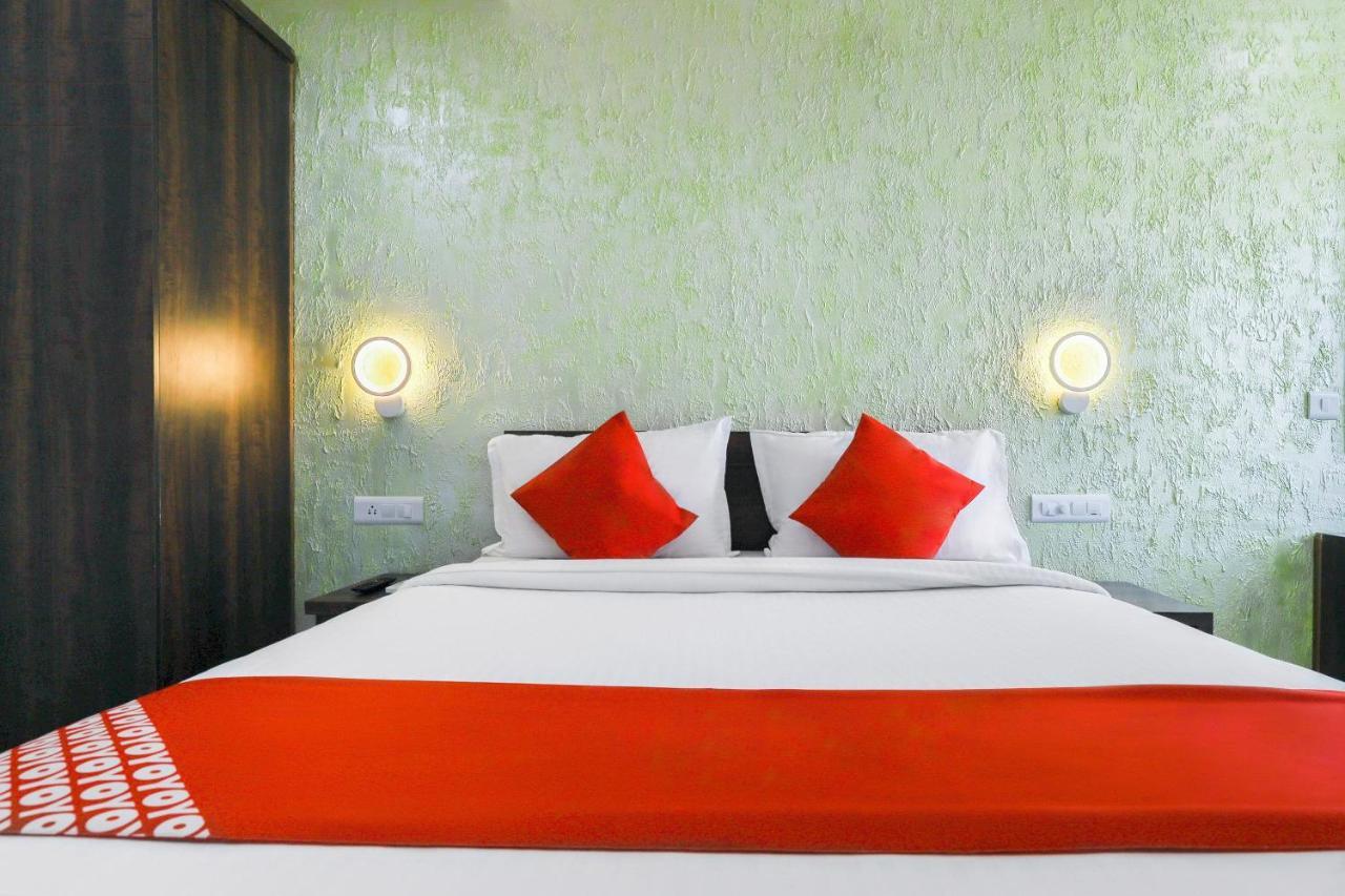 Capital O 71307 Feathers Hotel Kochi Bagian luar foto