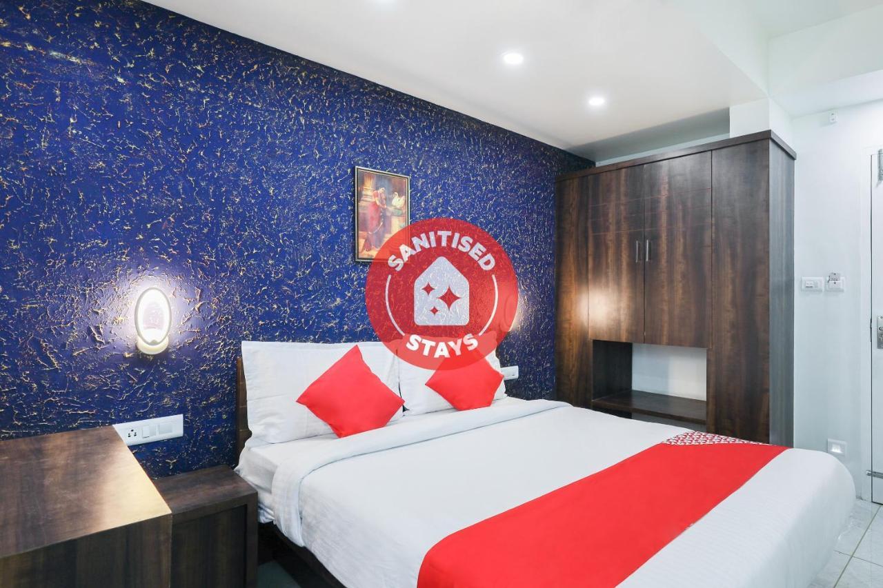Capital O 71307 Feathers Hotel Kochi Bagian luar foto