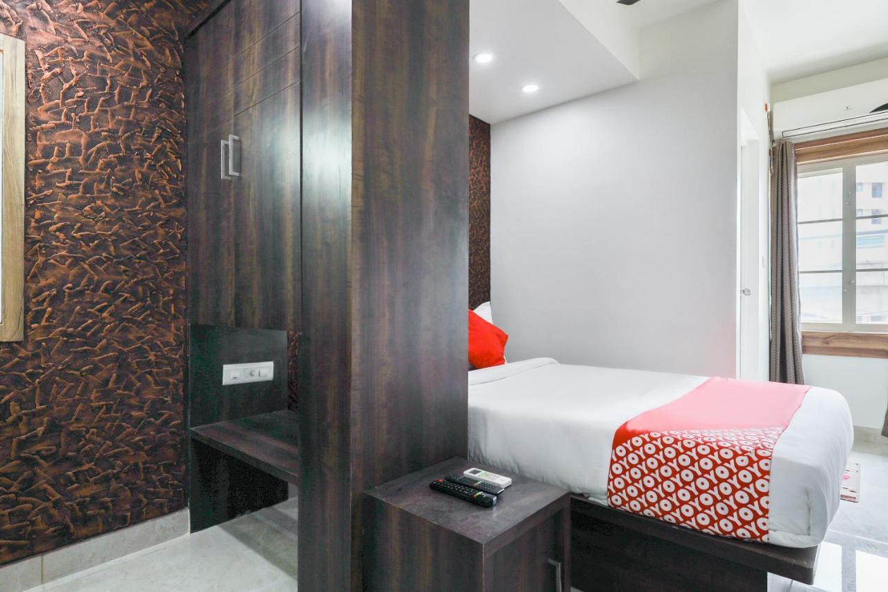 Capital O 71307 Feathers Hotel Kochi Bagian luar foto