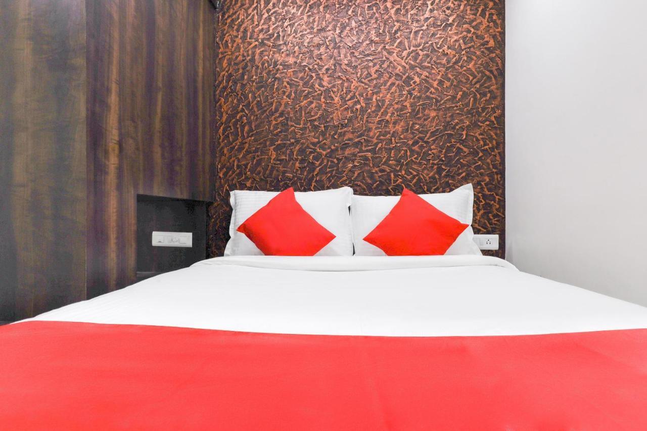 Capital O 71307 Feathers Hotel Kochi Bagian luar foto