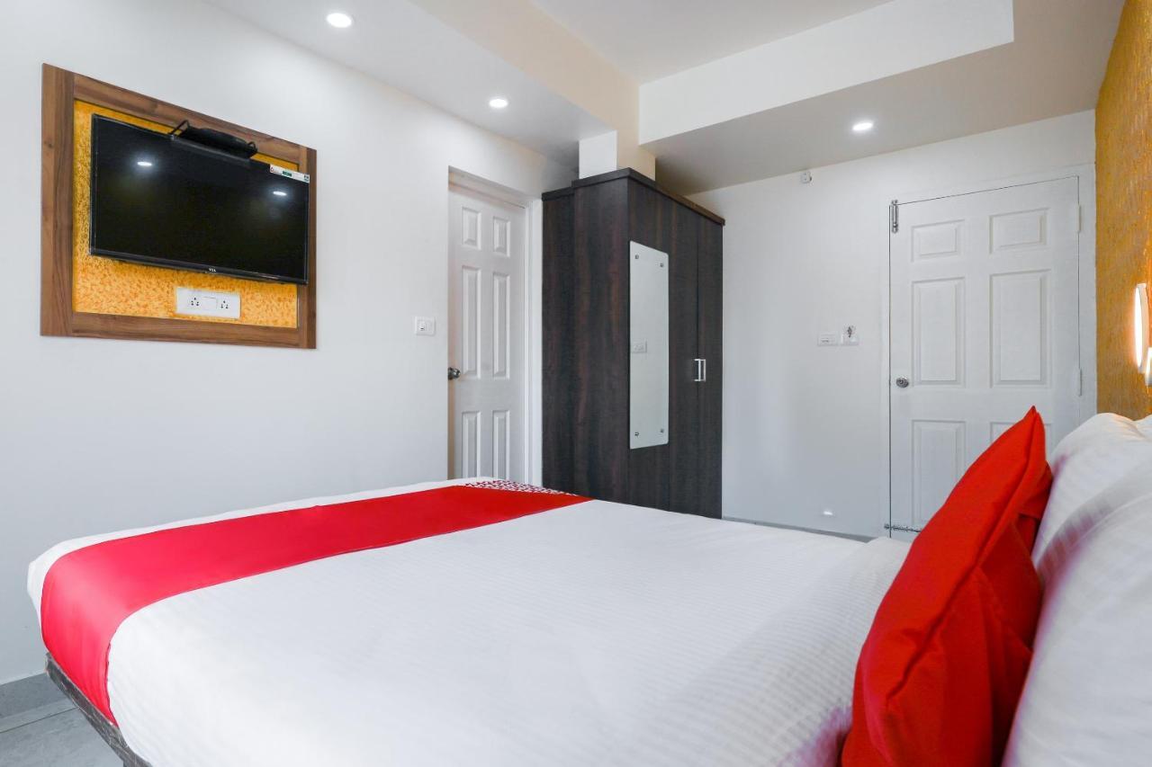 Capital O 71307 Feathers Hotel Kochi Bagian luar foto