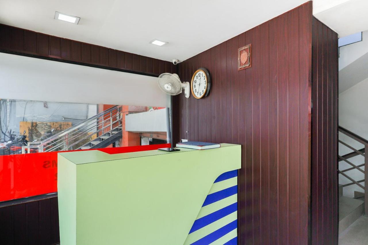 Capital O 71307 Feathers Hotel Kochi Bagian luar foto