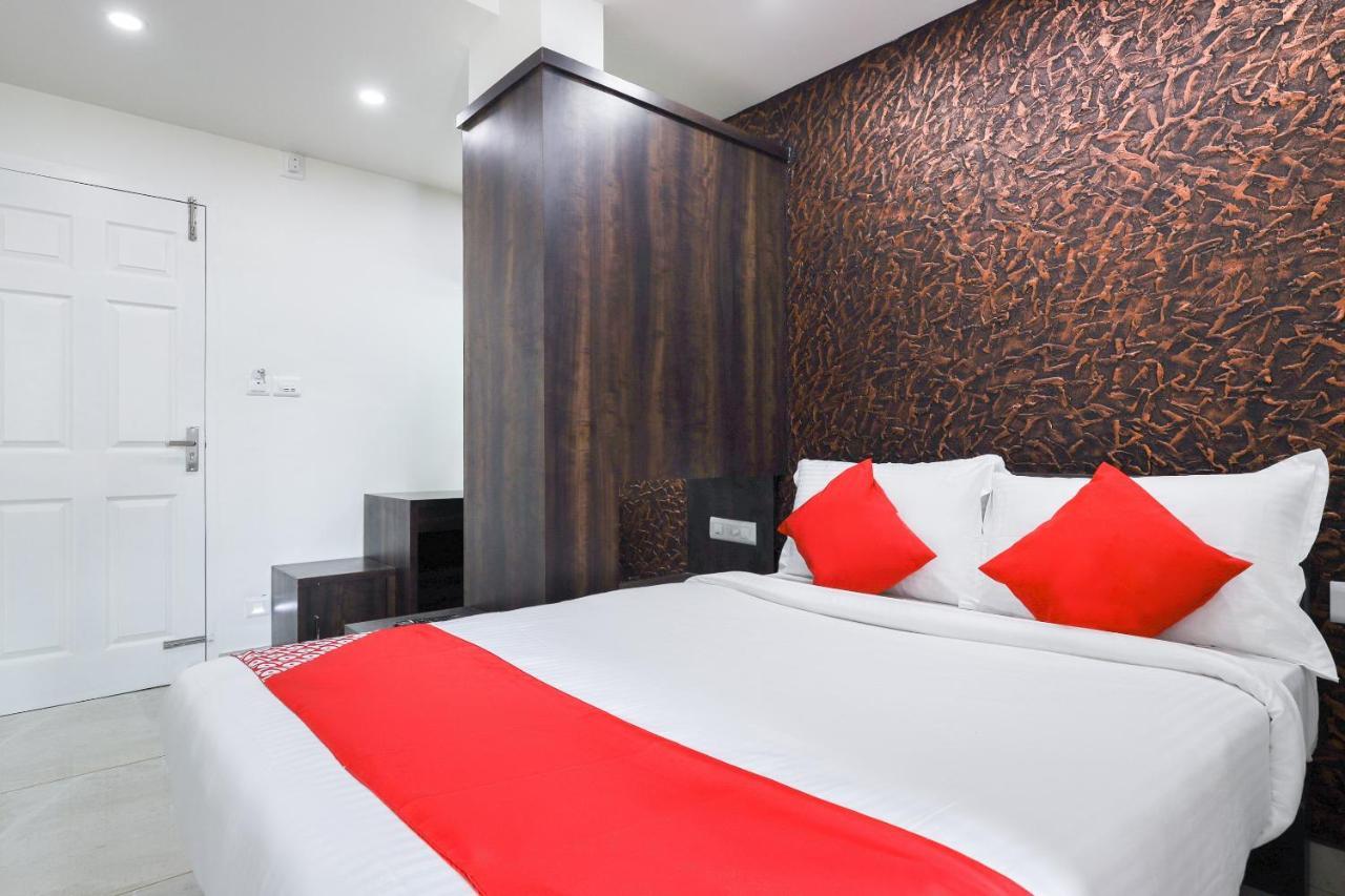Capital O 71307 Feathers Hotel Kochi Bagian luar foto