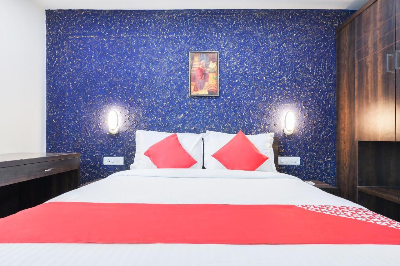 Capital O 71307 Feathers Hotel Kochi Bagian luar foto